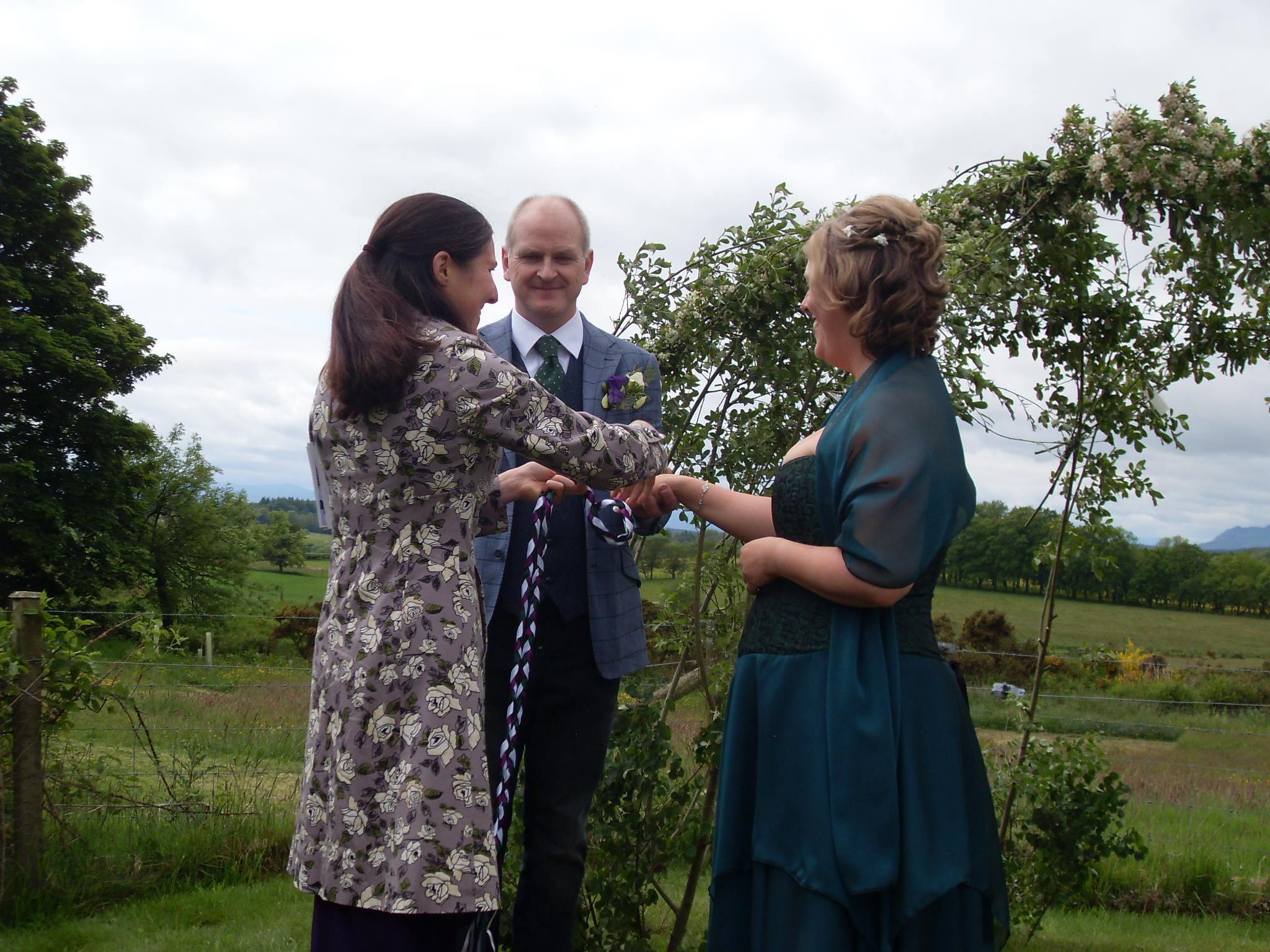 Beautiful Scottish Handfasting Ceremony conducted by Onie Tibbitt, Wedding Celebrant.
